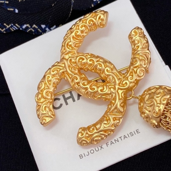 CHANEL CC BIG LOGO GOLD COLOR TASSEL BROOCH - Picture 5 of 5